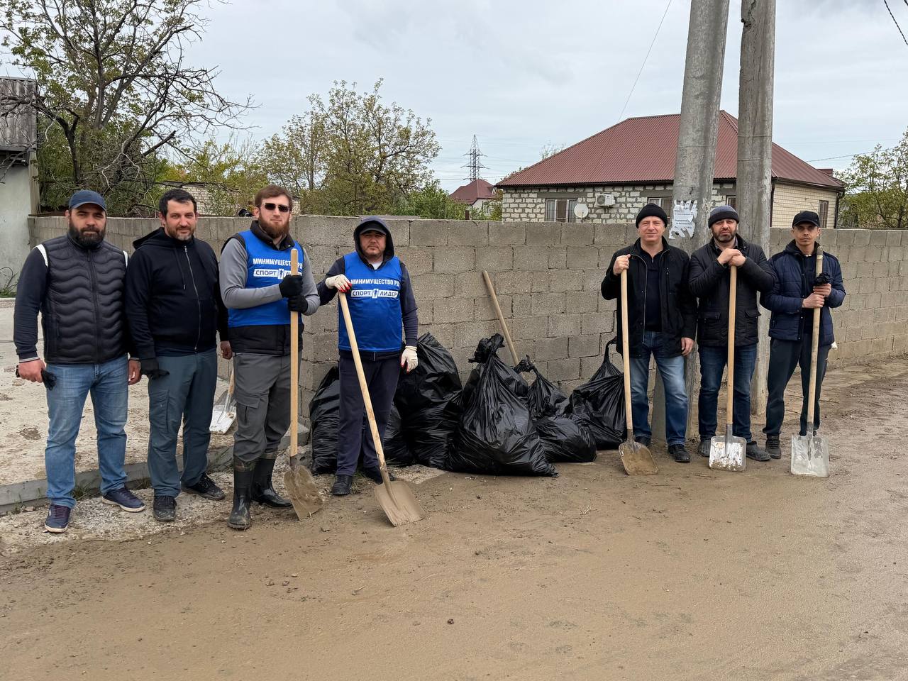 Команда Минимущества приняла участие в общереспубликанском субботнике